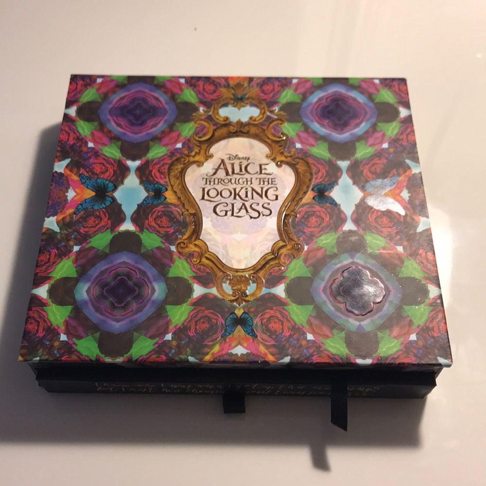 URBAN DECAY- Eyeshadow Pallet- Alice Wonderland
